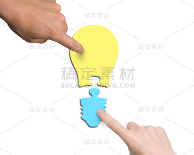 女人和男人用双手组装一个灯泡形状的拼图