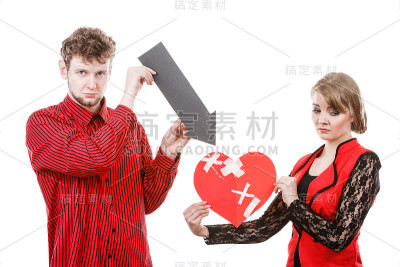 手握爱的象征的情侣。