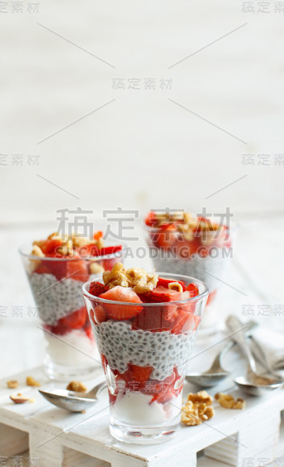 奇亚籽布丁草莓冻糕