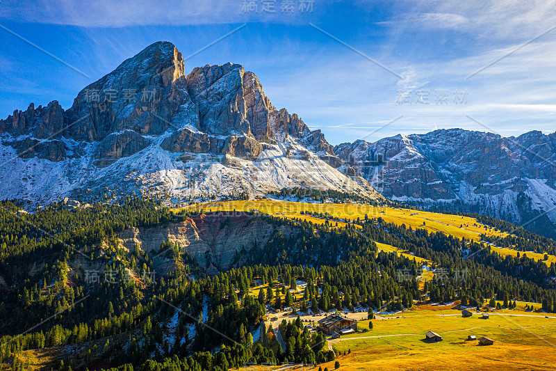 在意大利Dolomites的Passo delle Erbe, Peitlerkofel山令人惊叹的