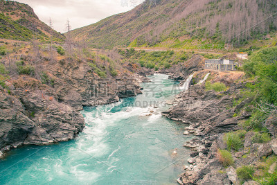 碧水河道间破岩
