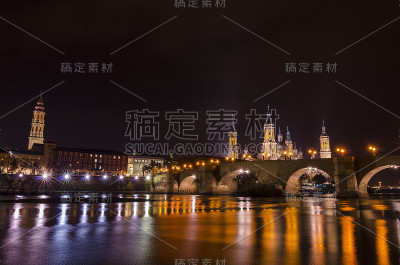 西班牙萨拉戈萨圣母大教堂的夜景。