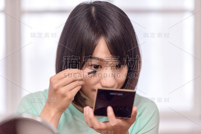 亚洲女性在房间里化妆