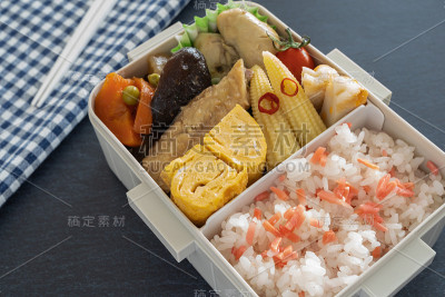 红烧根菜午餐(方形，黑色背景)