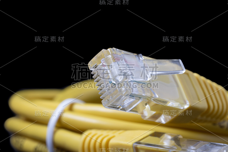 以太网线和RJ45插头连接器。