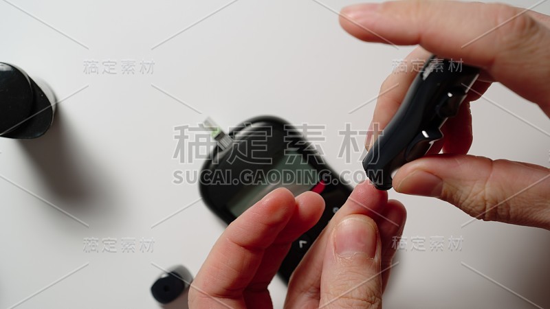 使用血糖仪的人通过血糖检测来自我检测糖尿病