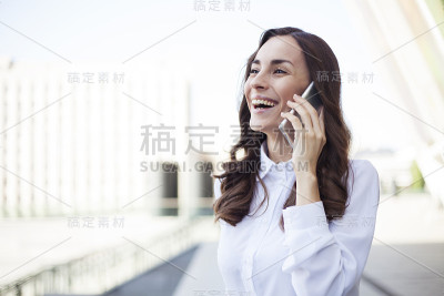 微笑的黑发女商人打电话