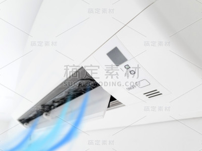 客厅内白色墙壁上的现代空调。