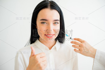 女子接受面部注射