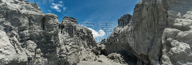 泰国素潘布里的乌通石磨雪山景色。来自矿区的石灰石山，是由矿山造成的一个废弃的矿场。一个大峡谷，采石场