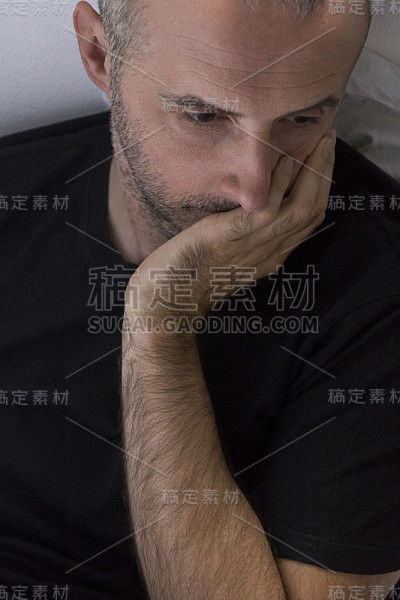 他最近一直患有抑郁症