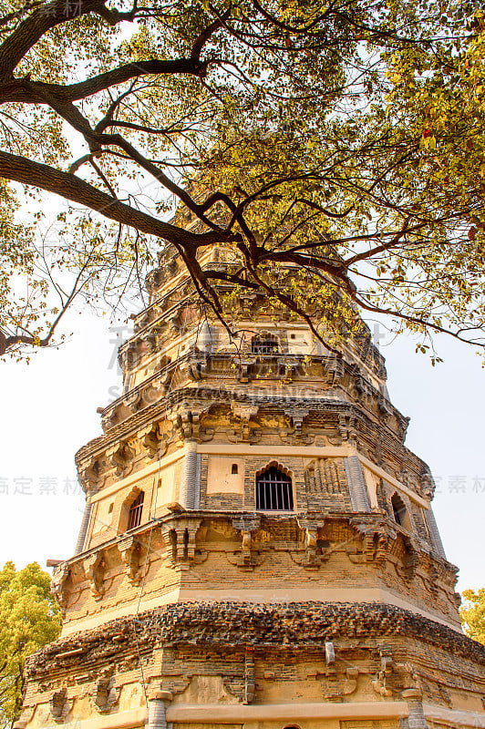 云雁塔(Tiger Hill Pagoda)位于中国东部江苏省苏州市的虎山上。