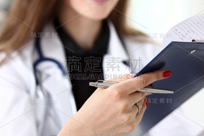 女医医生手里拿着银笔