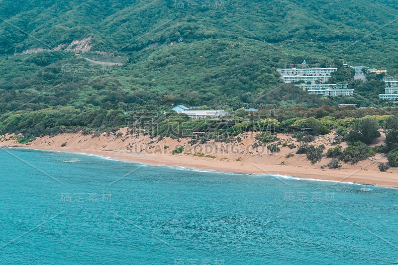 中国海南岛的绿色海洋海岸和海滩。