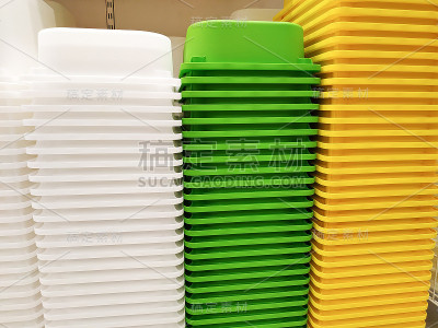 堆叠多色塑料容器盒存储。