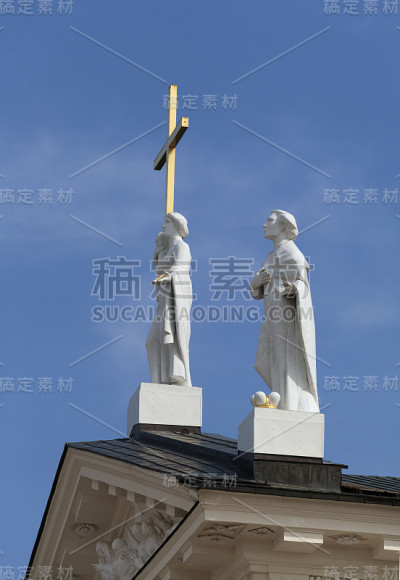 维尔纽斯大教堂屋顶上的雕像