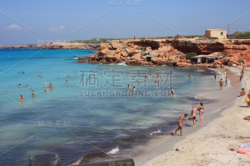 Cala Saona是西班牙伊比沙岛最美丽的海滩之一，拥有清澈的海水