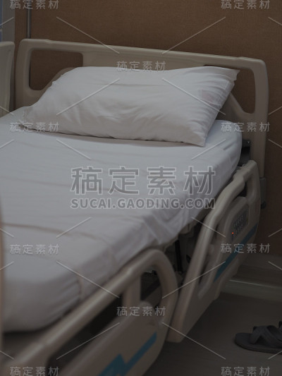 无病人病房病床上的白色枕头