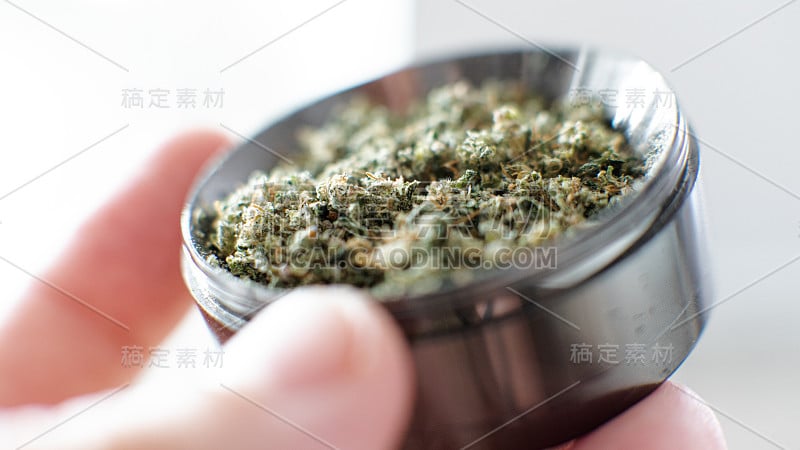 金属研磨大麻前在超宏吸烟。我们现在的大麻文化