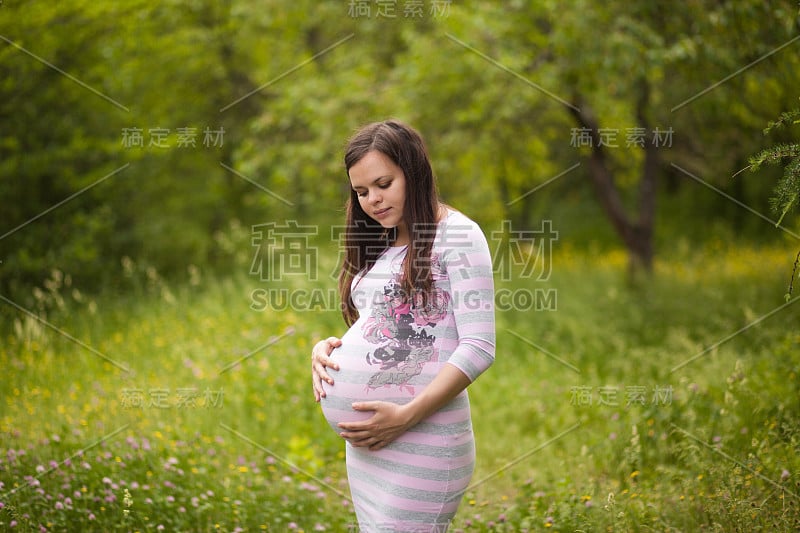 等待孩子的女人