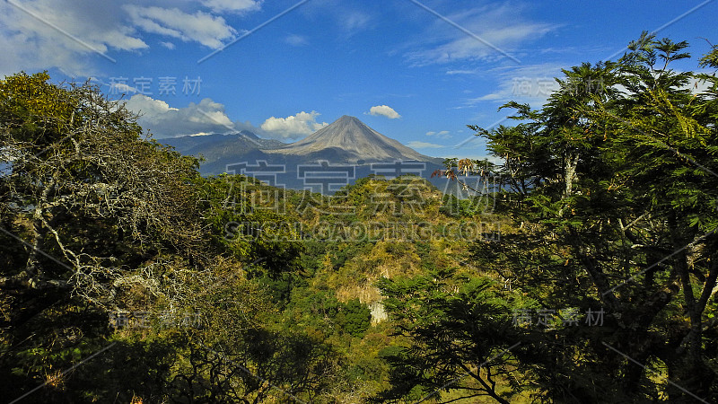 埃尔科利马火山，圣安东尼奥全景。