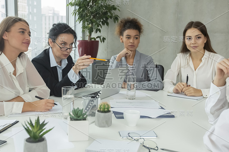 女商人们在办公室里做简报，分享想法