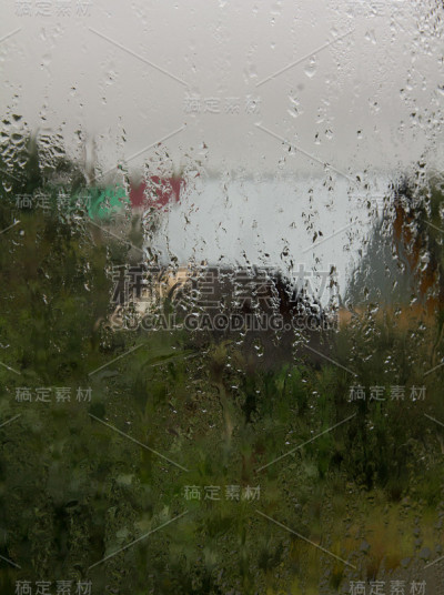 窗外的雨