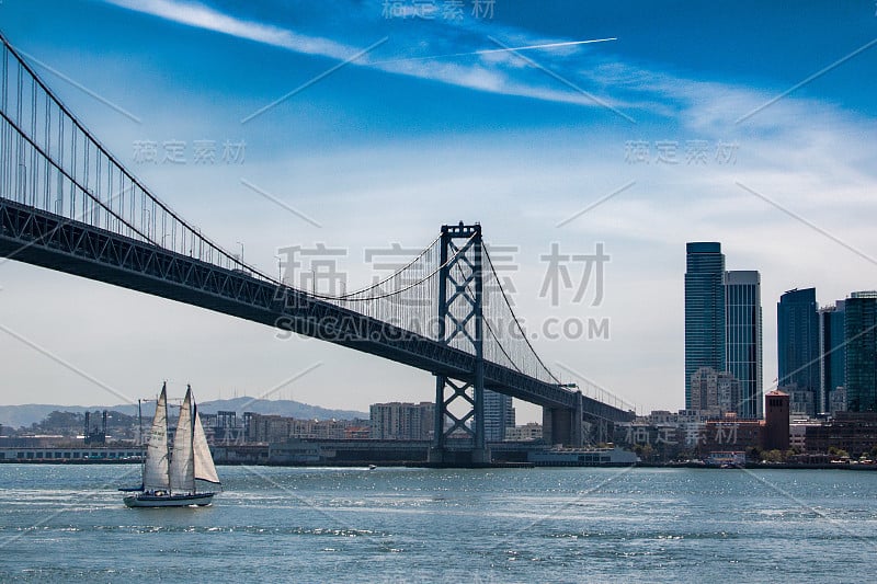 在旧金山/奥克兰海湾大桥下航行