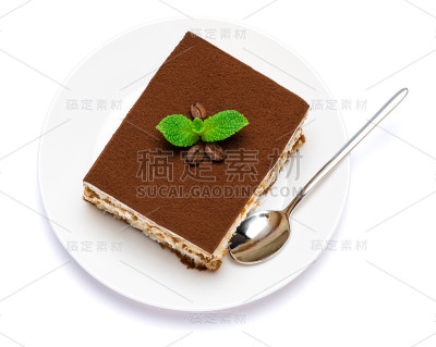 传统的意大利提拉米苏方形甜点部分在陶瓷盘孤立的白色背景与剪切路径
