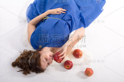 拿着苹果撒谎的女人