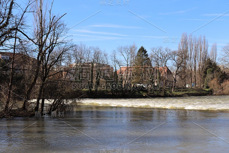 杜布斯河在城市Besançon