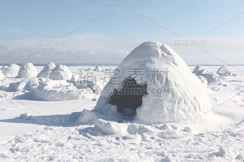 冬季，俄罗斯新西伯利亚的一座冰屋建在一个积雪的水库上