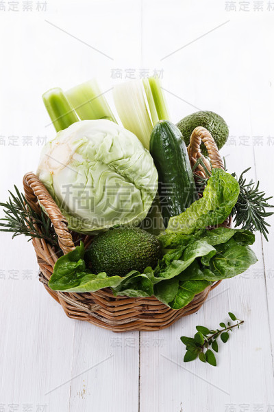 绿色蔬菜装在编织的篮子里