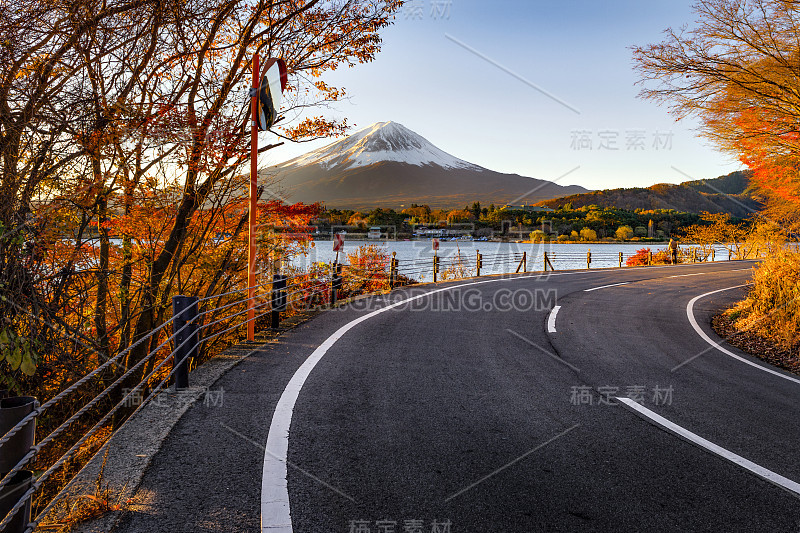 秋天的富士山和川口千子湖边的小路