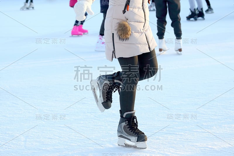 溜冰的女孩在冰场溜冰