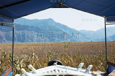 在船头