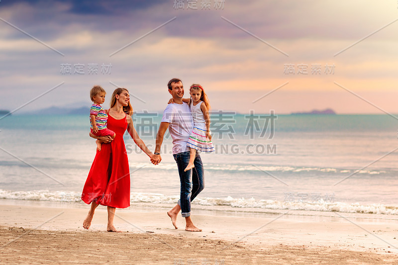 一家人带着孩子在热带海滩上。海上度假。