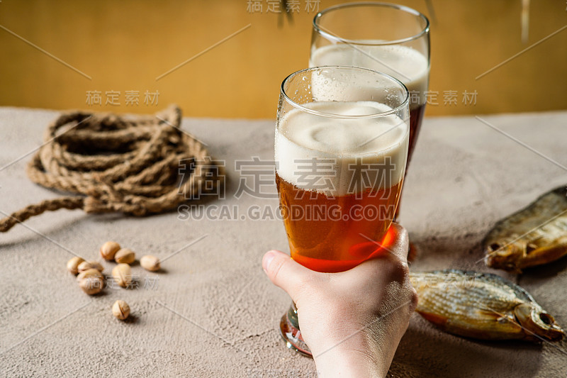 女人的手拿着一杯啤酒