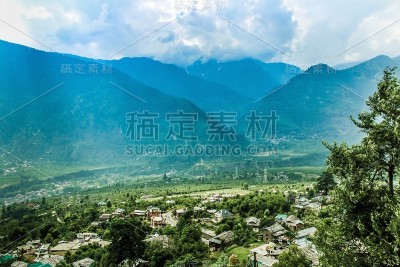 美丽的山间日落