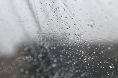 雨点落在伞上
