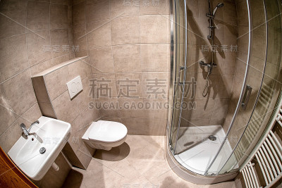 安装抽水马桶和淋浴器