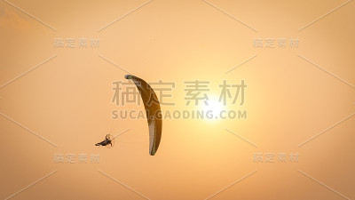 人们骑着美丽的滑翔机在阳光下翱翔。