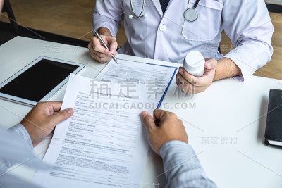 医生对患者进行咨询，检查病情，并给出结果，诊断症状，对疾病问题进行检查，建议治疗方法，保健和医疗