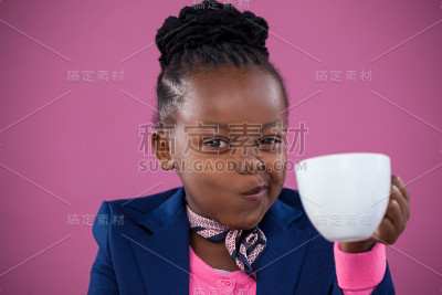 女商人一边喝咖啡一边做鬼脸