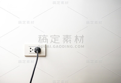插入插座的黑色电线
