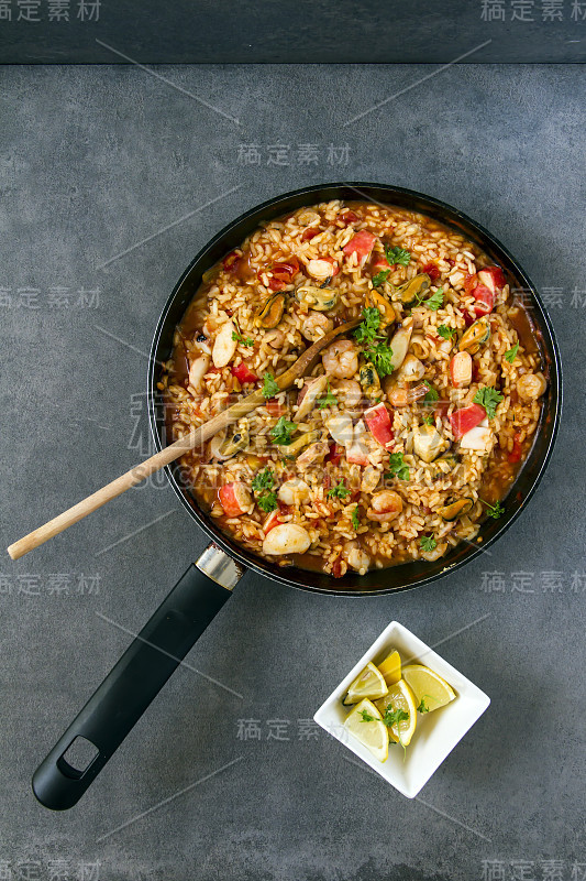 西班牙菜，海鲜饭配海鲜。