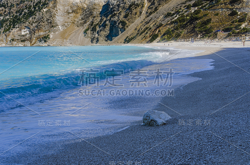 海浪拍打着著名的密尔托斯凯法洛尼亚海滩