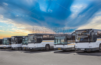 在多云的天空背景下停车的公共汽车