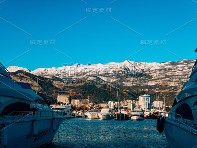 冬天，海岸上有豪华游艇