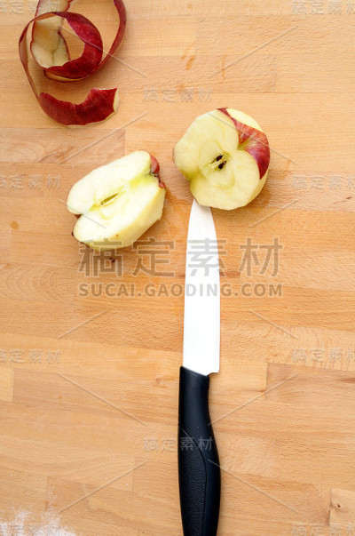 用陶瓷刀垂直切苹果